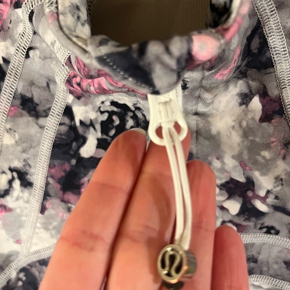 New without tags Lululemon zip jacket with zip pockets. Size 4 - Picture 3 of 9